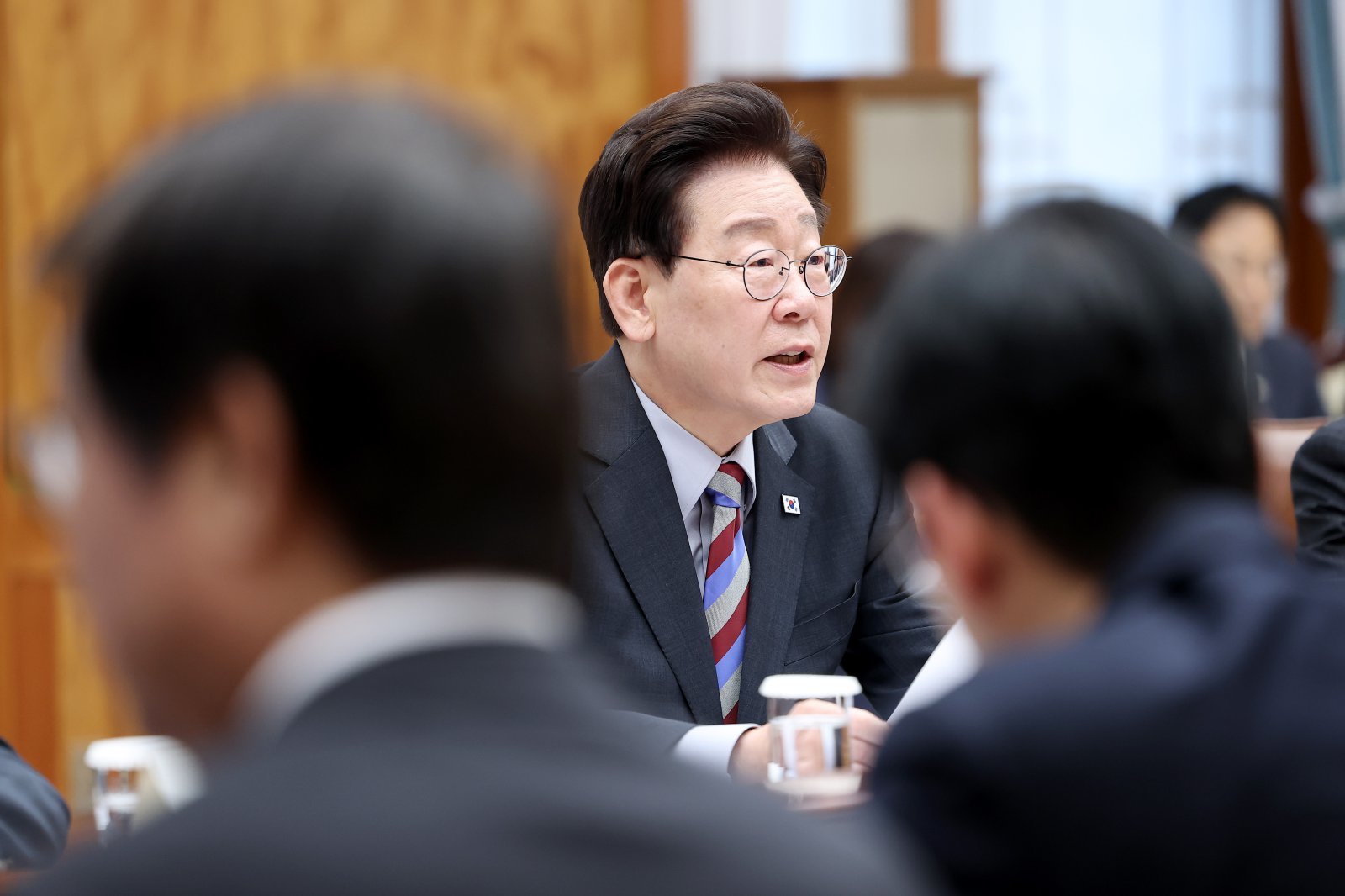 李, SNS에 ‘대외비’ 靑보고문서 공개 논란