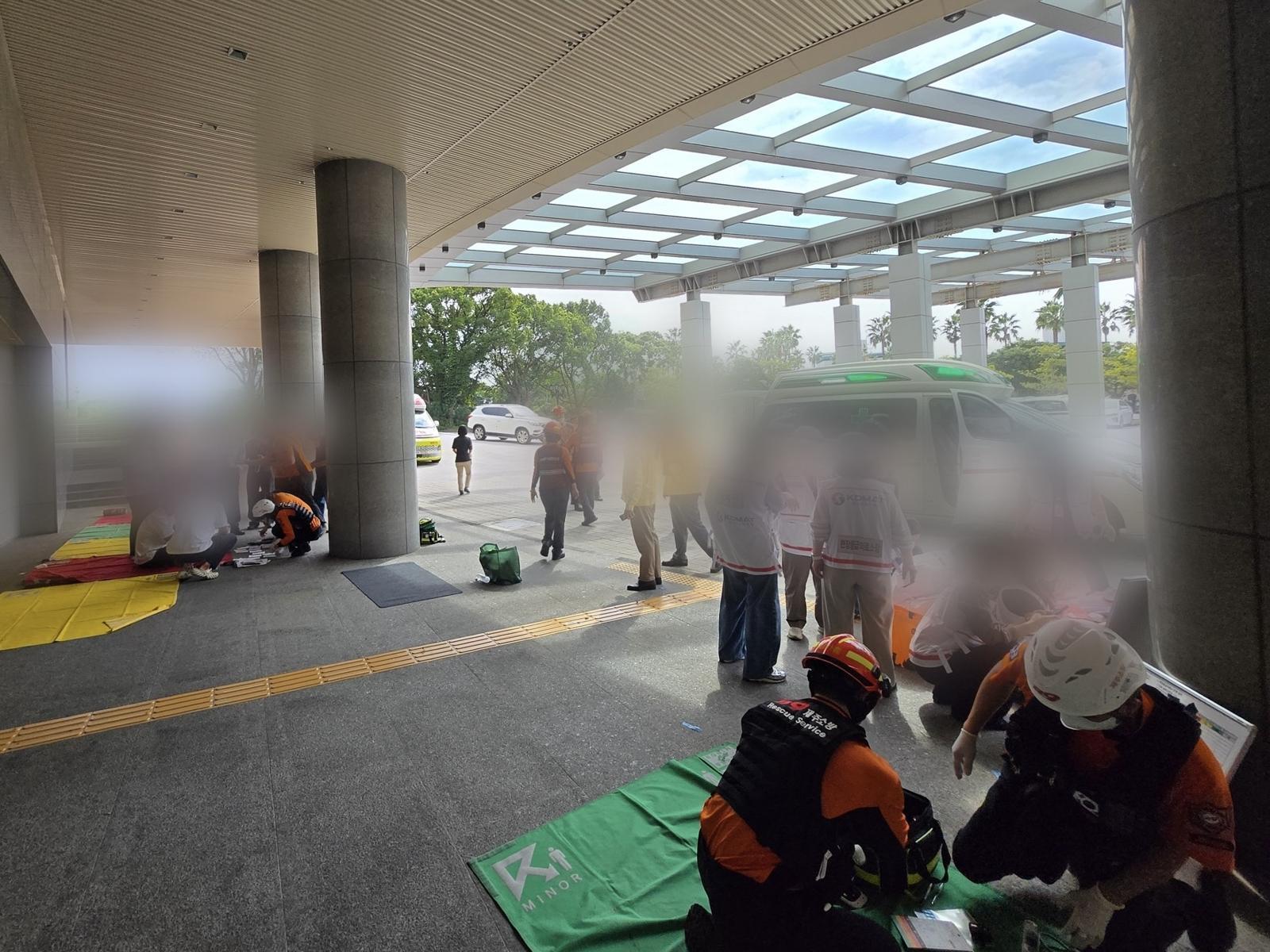 제주 그랜드조선 투숙객 50여명, 염소가스 흡입 응급 이송