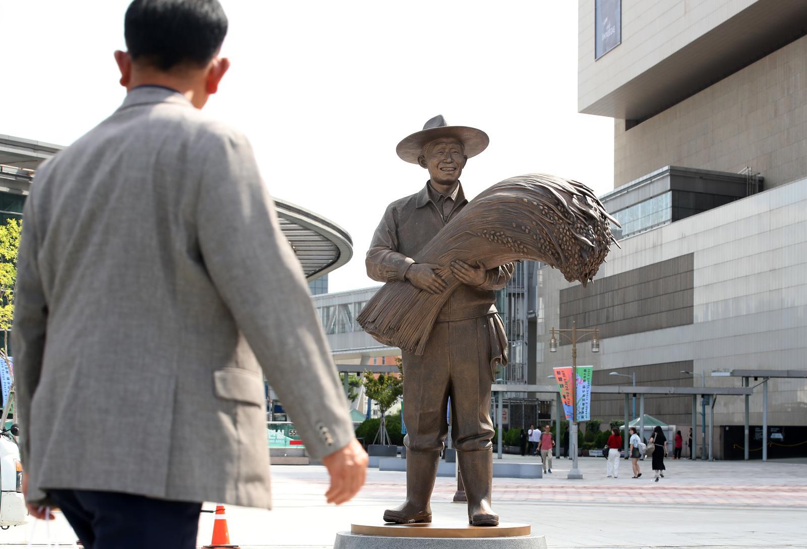 법원 “동대구역 광장 박정희 동상 철거 안해도 돼”