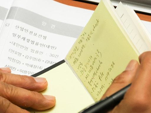 두번째 포착된 김민석 수첩…또 등장한 ‘한동훈’, ‘전작권·박시영·시사타파’도