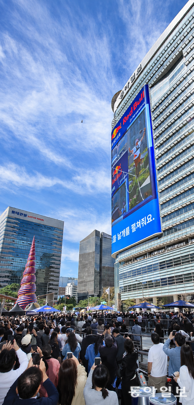 상공 120m ‘무대’… 모두가 하늘 바라봤다