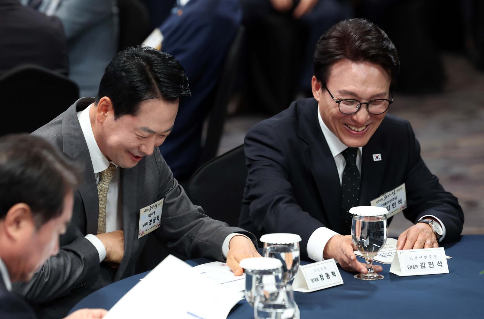 여야 대표, 단식 농성 중인 공공노련 위원장 예방