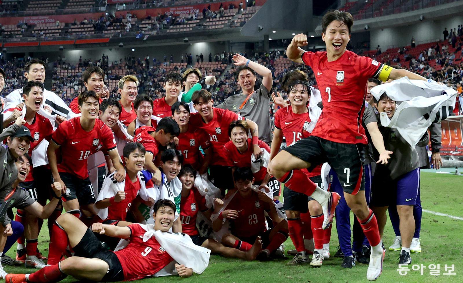 엄지성 ‘캡틴’ 물려받고 4분만에 결승골…男축구 AG 4연패