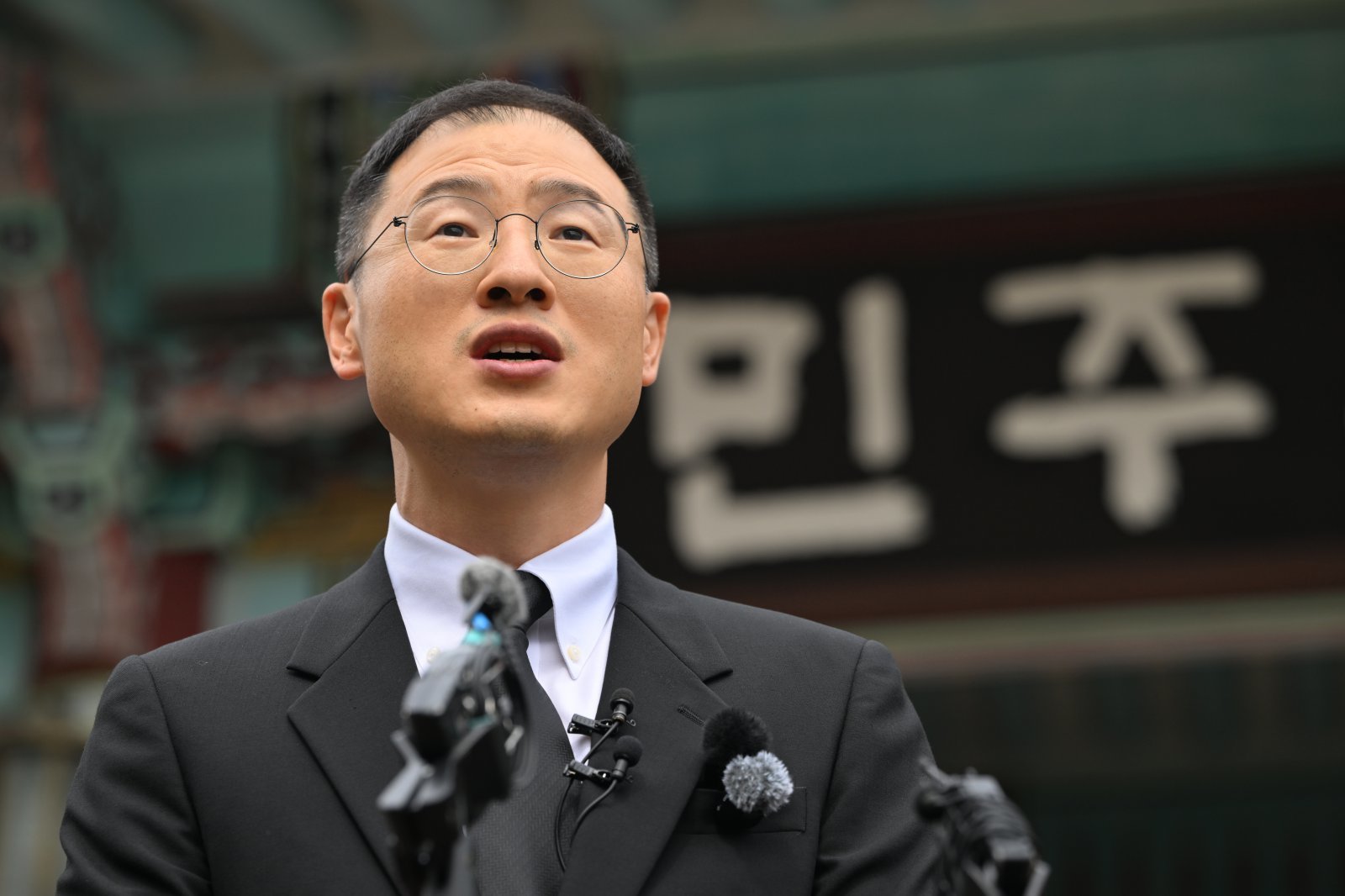 Ulsan Mayor Kim Sang-wook Denies Election Law Violation and Gambling Allegations During Police Summons