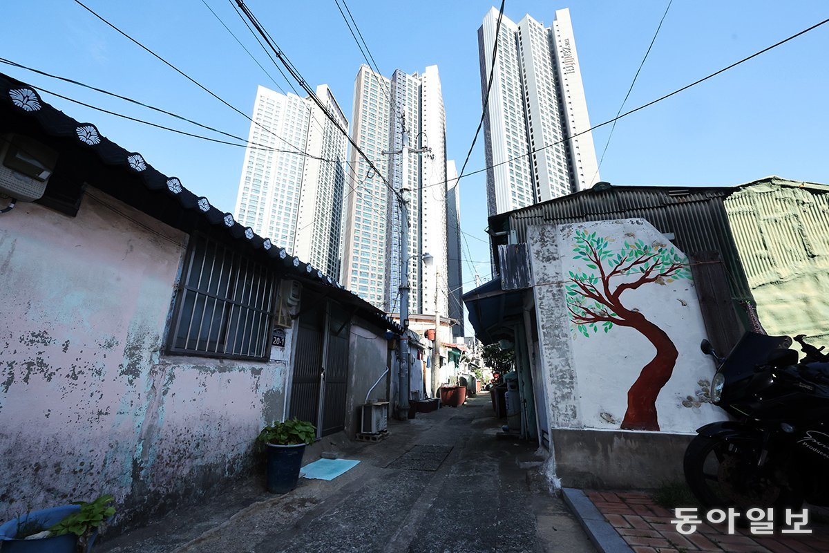 2일 부산 동구 좌천동의 인적이 끊긴 노후 주거 지역 뒤로 아파트가 높게 들어서 있다. 부산역 등이 있는 동구는 부산의 대표적 구도심으로 인구 10만 명당 고독사 사망자가 16.3명에 달한다. 열악한 주거 환경과 고령화, 1인 가구 증가 등으로 전국 곳곳의 구도심이 고독사 위험 지대가 되고 있다. 부산=장승윤 기자 tomato99@donga.com