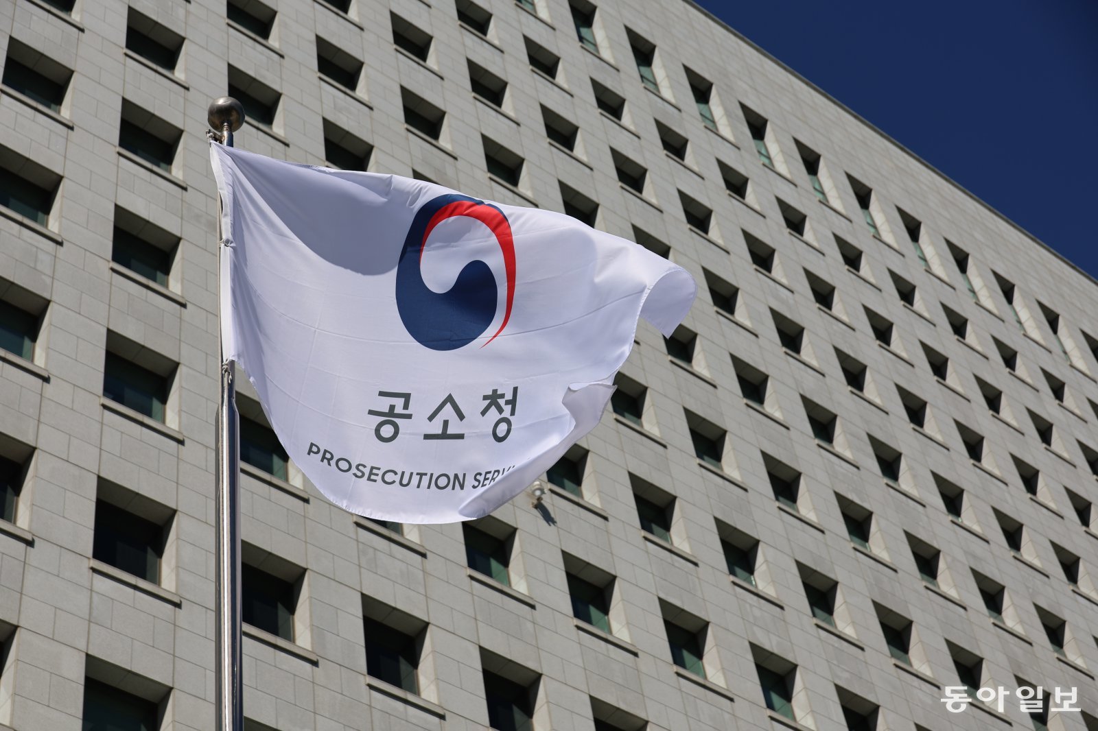 ‘10대 알바女’ 극단 선택 뒤…경찰은 불송치 한 편의점 사장, 공소청이 기소