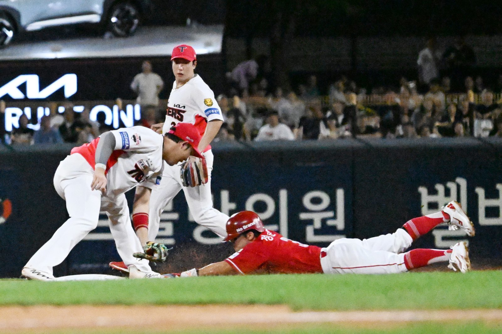 ‘발목 통증’ SSG 정준재, 1군 엔트리 말소…“이번 주 정밀 검사 예정”