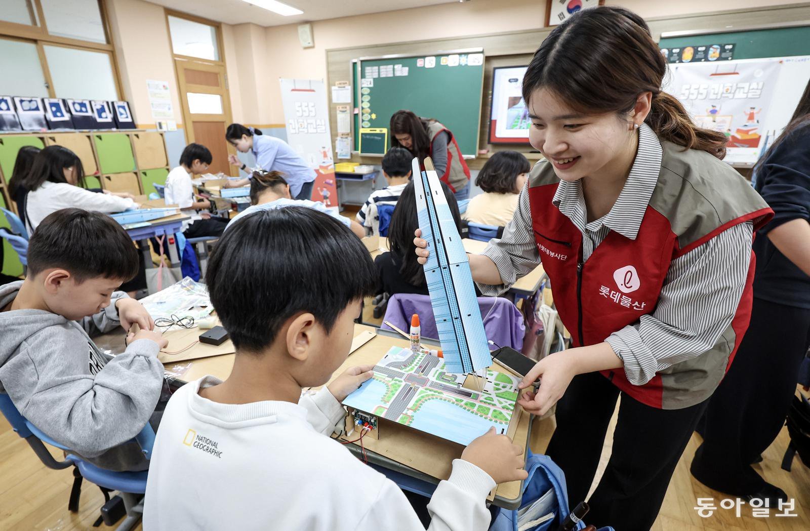 “555m 롯데월드타워의 건축 원리는…” 초등학생들의 과학 수업 [청계천 옆 사진관]