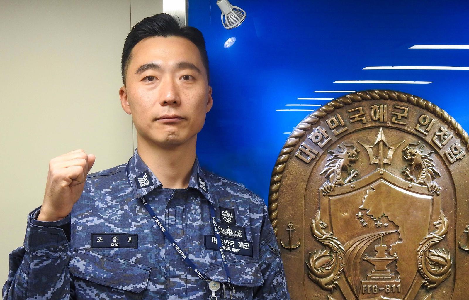 해군 부사관, 심폐소생술로 카페서 쓰러진 점주 구해