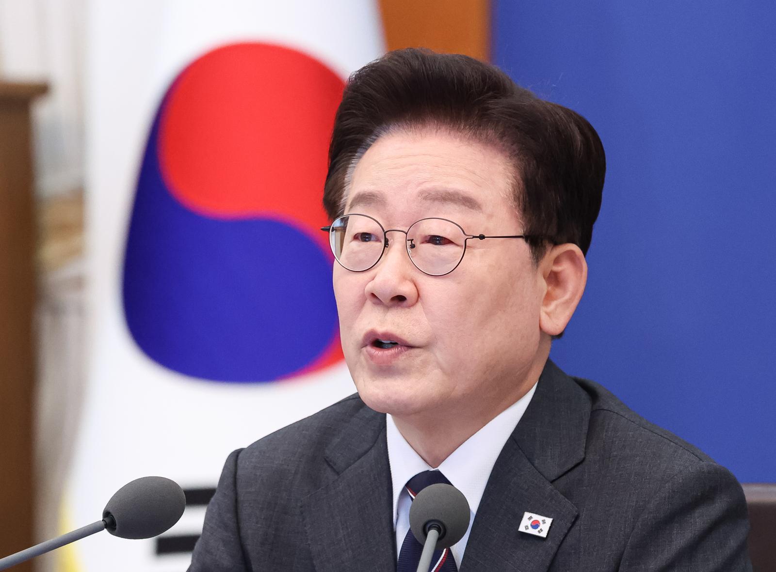 李 “해외 불법사이트 차단 불가능하면 ‘물리적 파괴·폐쇄’ 명령”