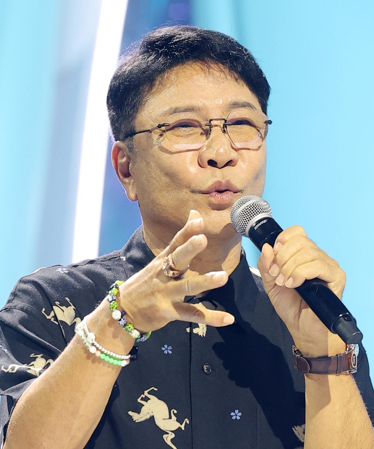 3년만에 국내 복귀 이수만, K팝 남녀그룹 공개