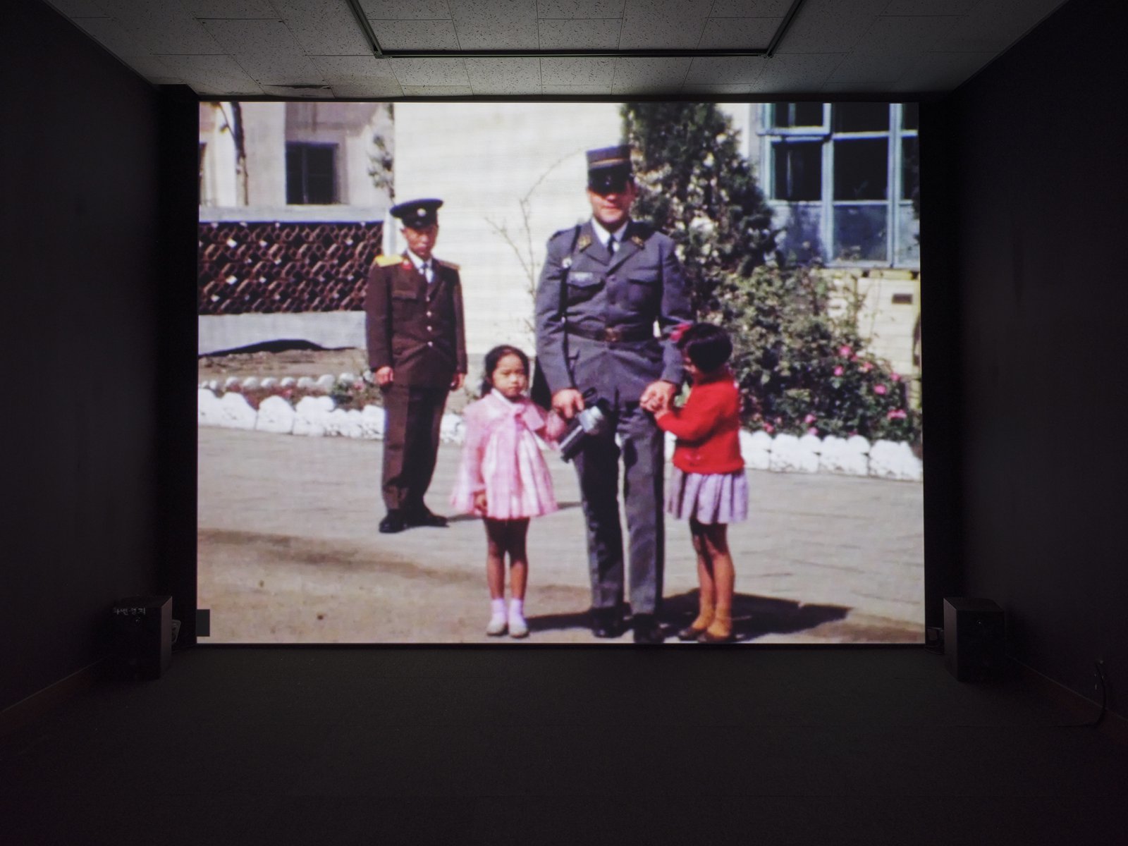 어딘가 부족한 9개의 의자, 중립을 묻는 스위스 장교…예술 공간이 된 DMZ