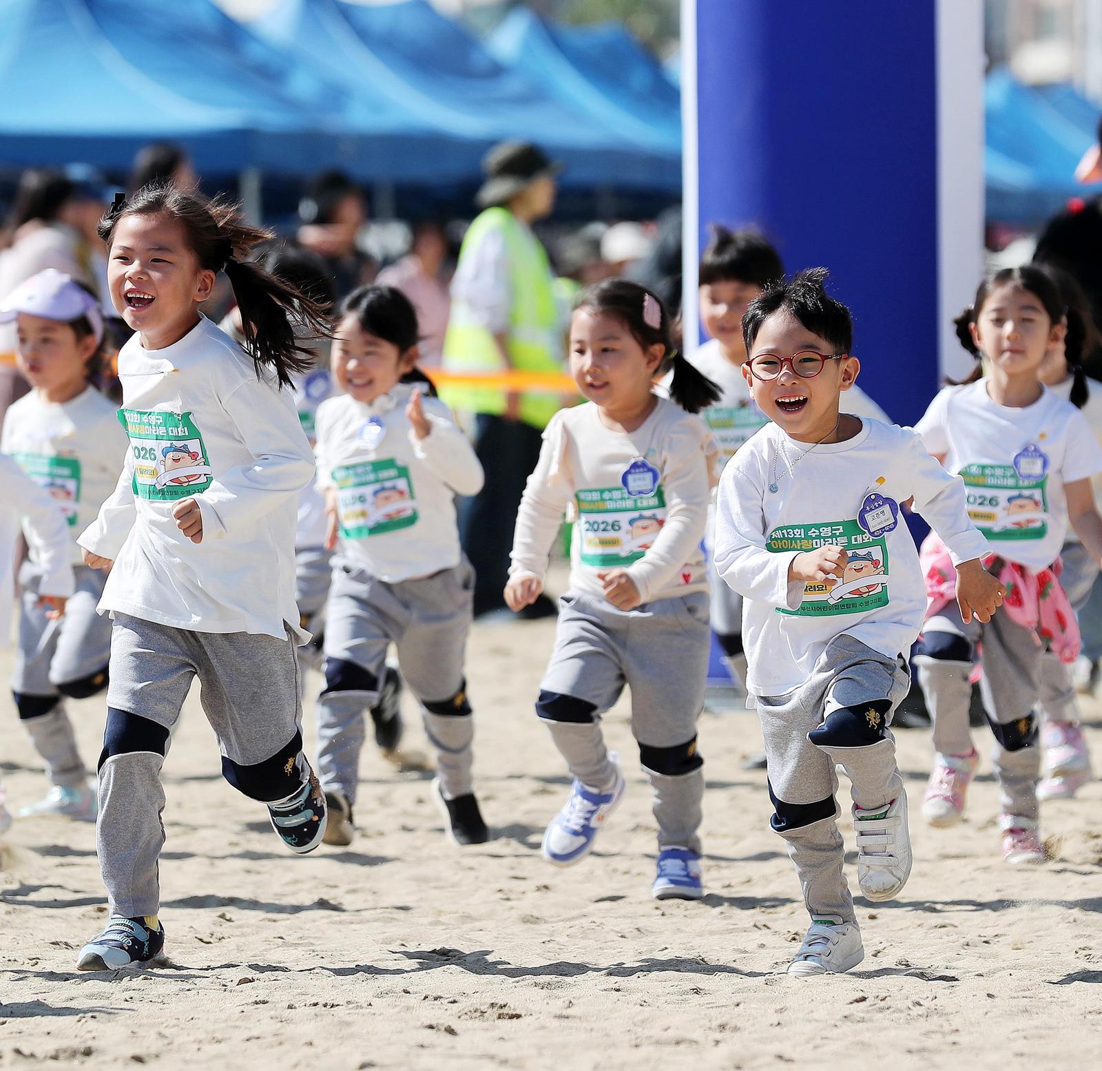 ‘적어도 끝까지 걷지는 않을 거야’… 마라톤 즐기는 아이들