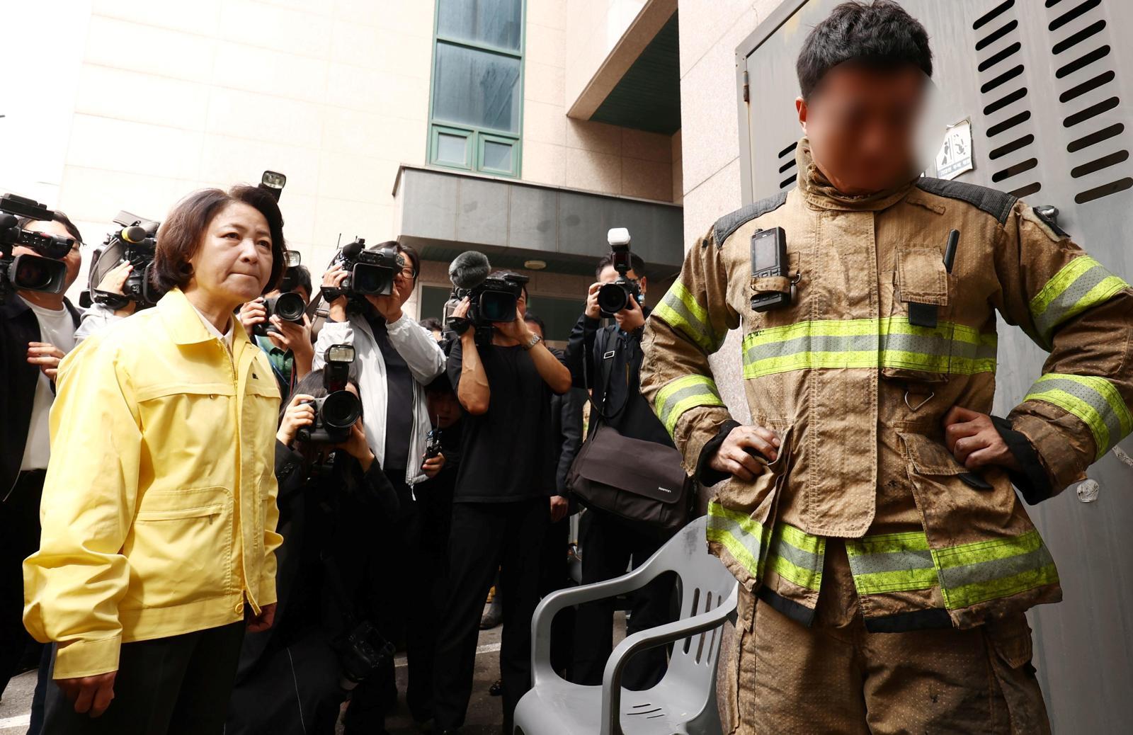 ‘소방 빨대’ 발언 추미애, 소방관 5명 부상 화재현장 방문
