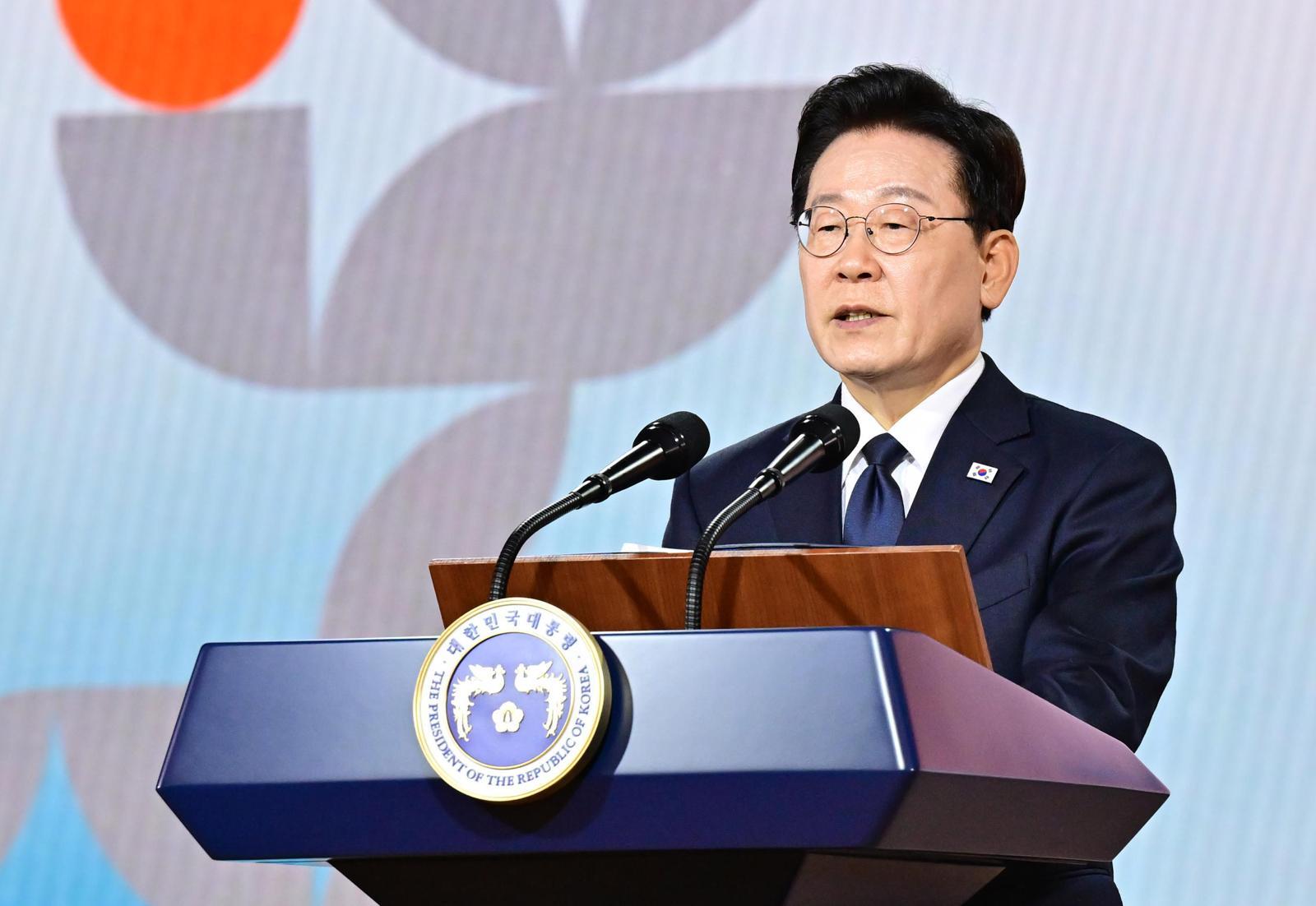 부마항쟁 기념식서 울먹인 李…靑 “헌법에 수록 못하는 상황 아쉬워서”