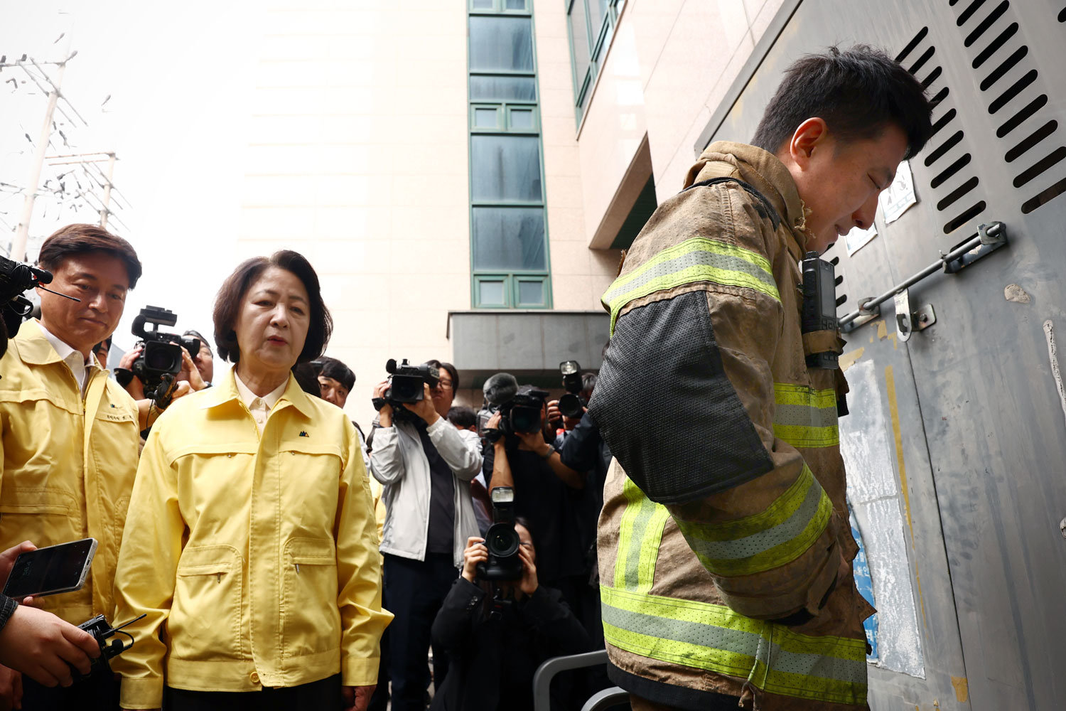 [사설]‘빨대 망언’ 추미애 다가서자 등 돌리고 흐느낀 소방관들