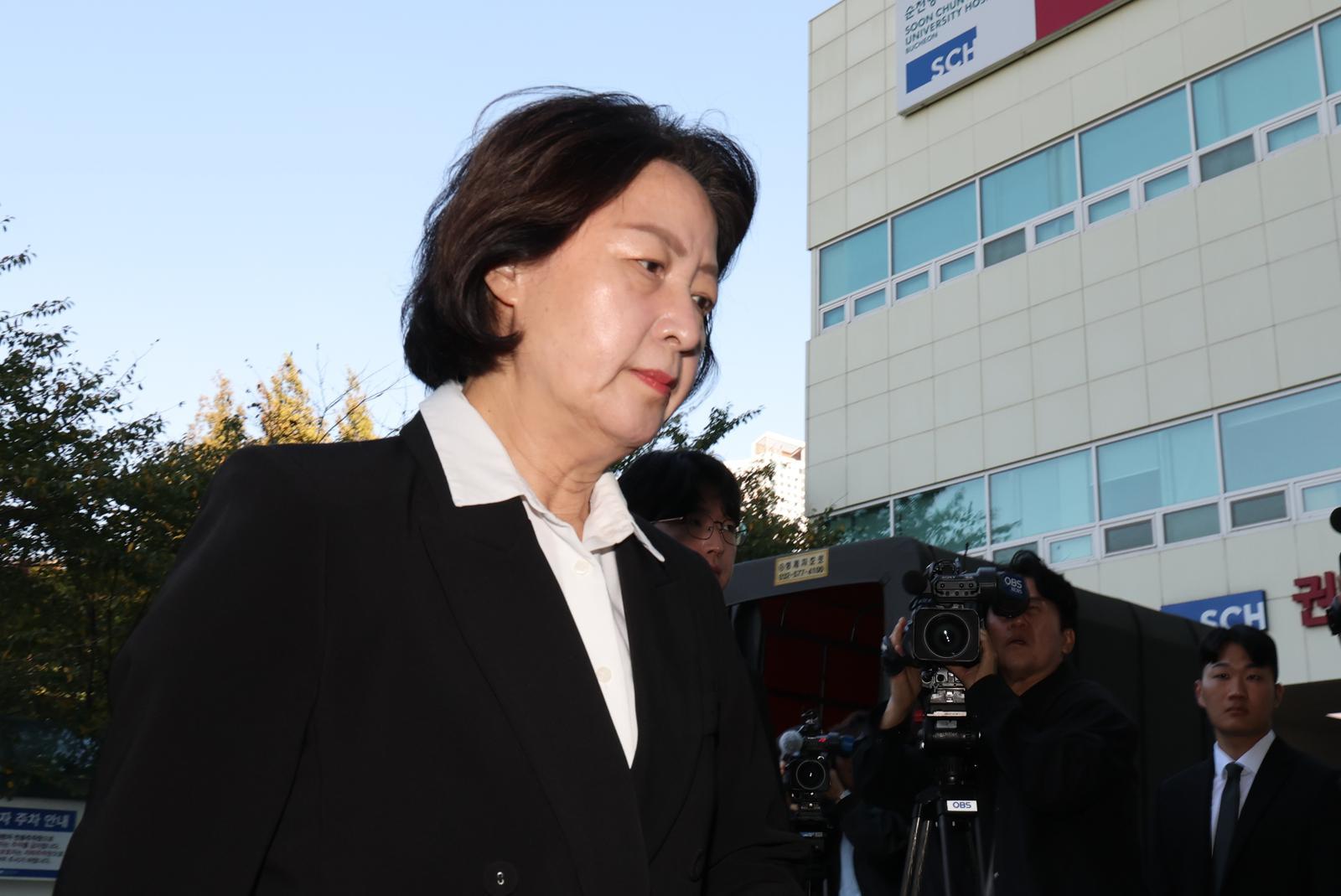 숨진 소방관 빈소 찾은 추미애…굳은 표정에 말 없이 들어가
