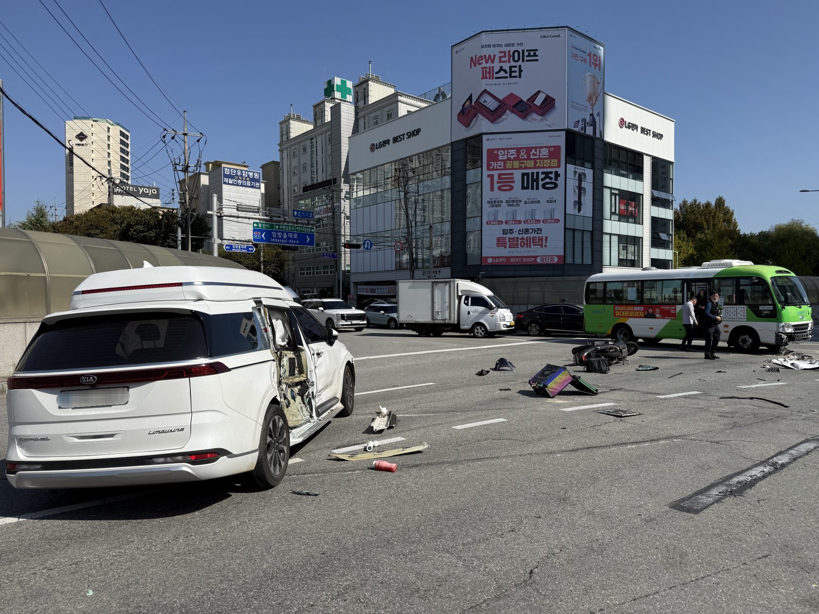 노란불에 교차로 진입 SUV, 시내버스·오토바이 잇단 추돌