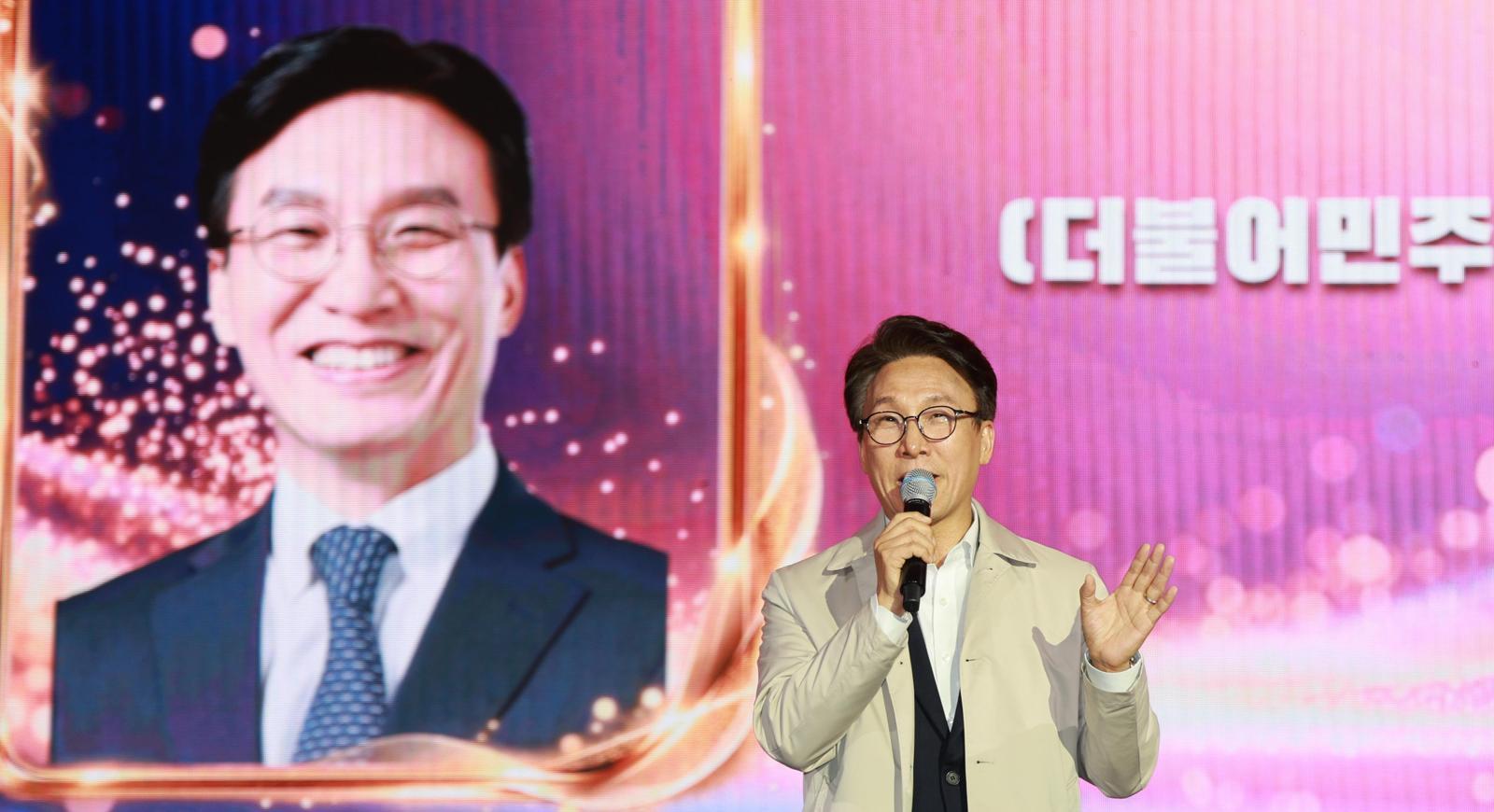 김민석, 지역축제 공연 끊고 인사말… ‘과잉 의전’ 논란