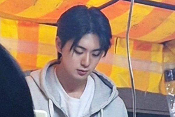 얼굴 보러 인파 몰려 폭발… 결국 문 닫은 ‘붕어빵 차은우’ 가게
