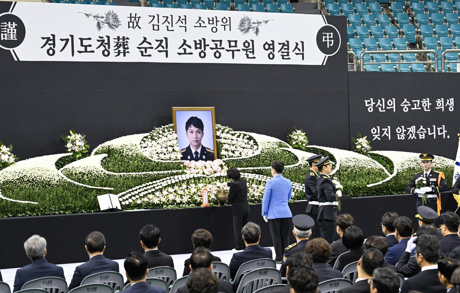 “형 잘가, 고생했어” 눈물의 영결식…추미애 “근무 환경 챙기겠다”