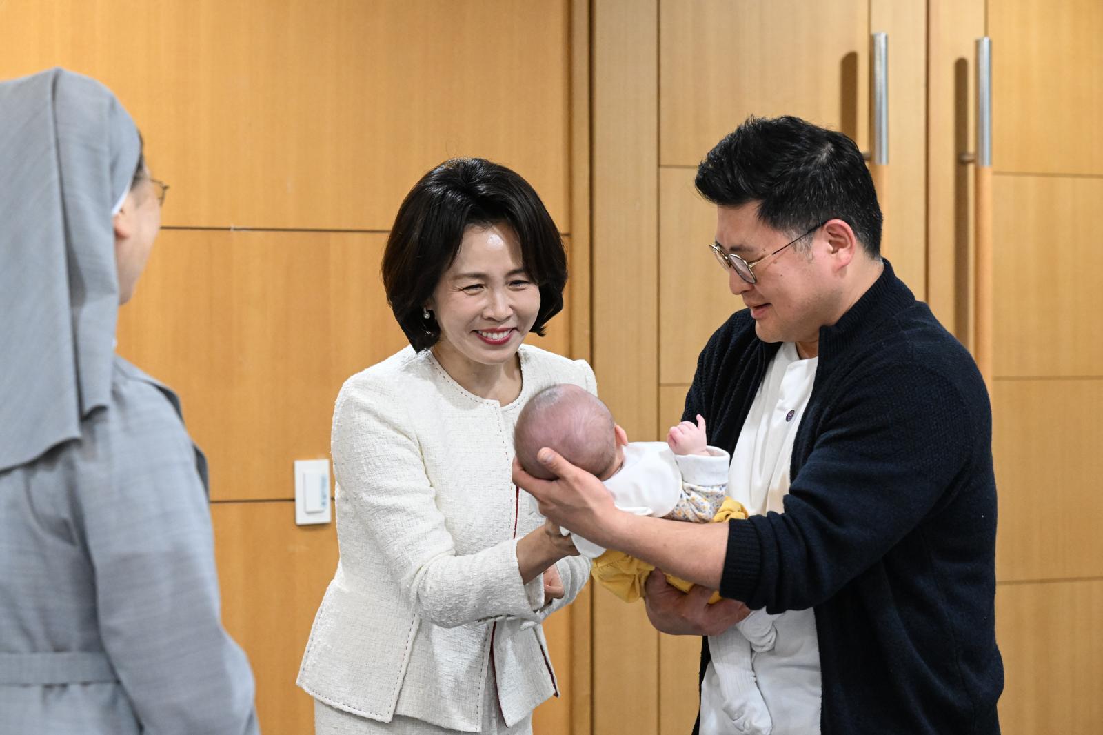 김혜경 여사 “아이 키우려면 온 마을 넘어 온 나라 필요”