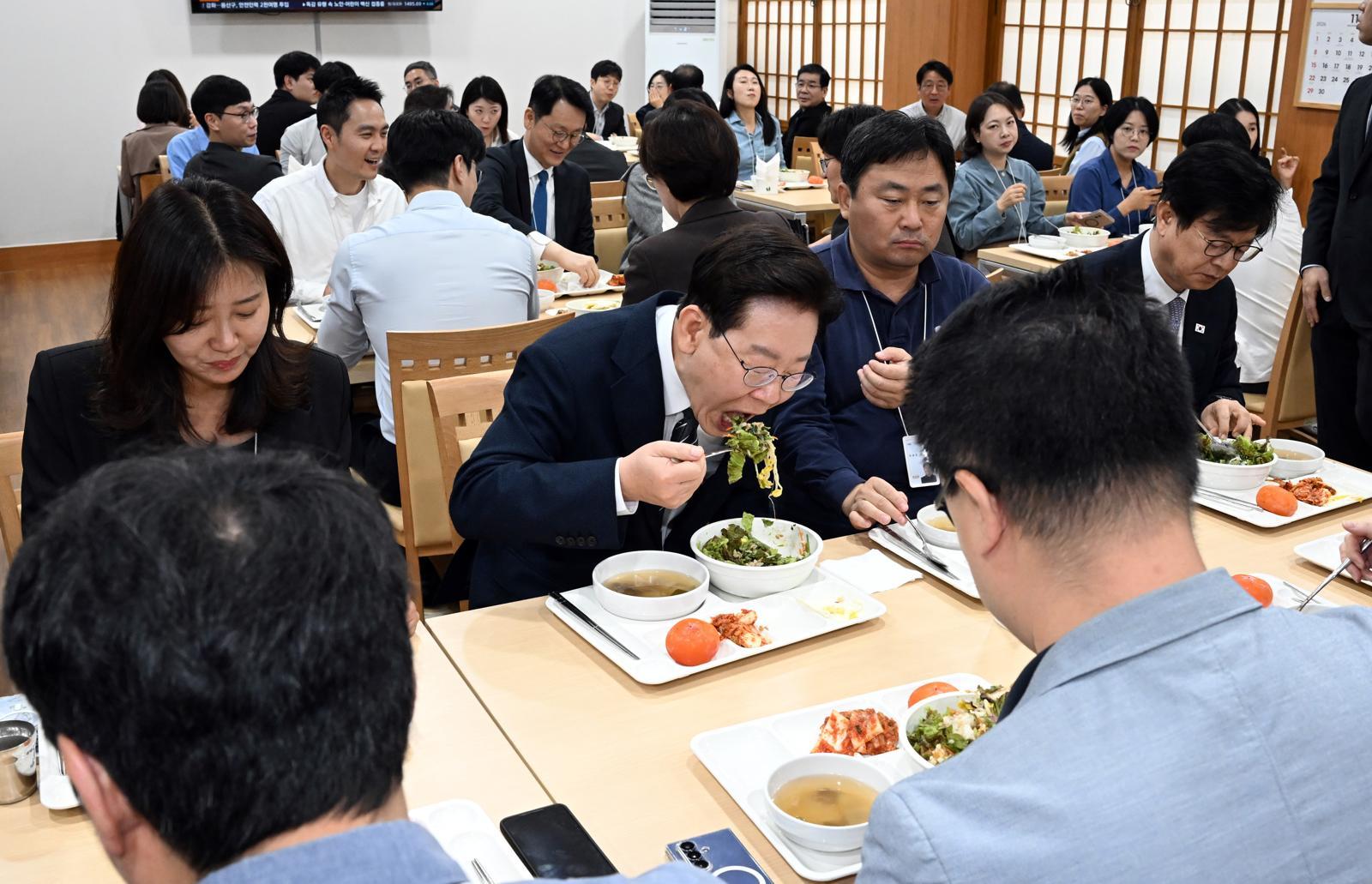 李대통령, 춘추관 깜짝 방문…기자단과 90분 소통