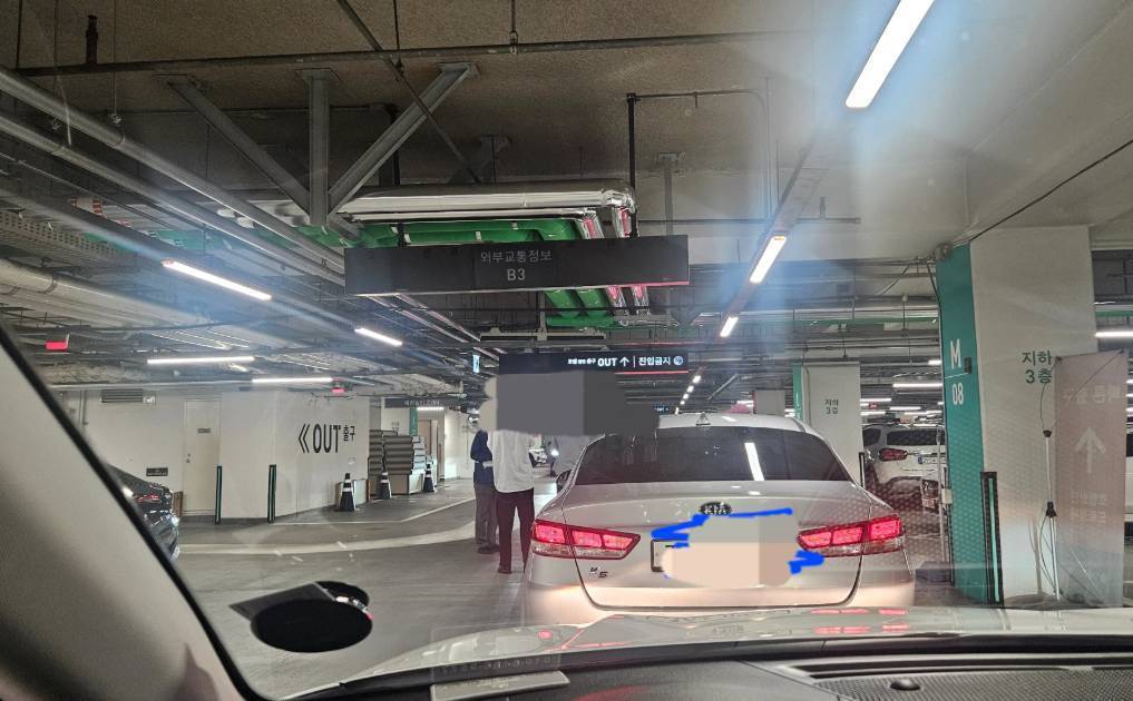 발 묶인 백화점 지하 주차장…강남 신세계 3시간 넘게 ‘제자리’ 무슨 일?
