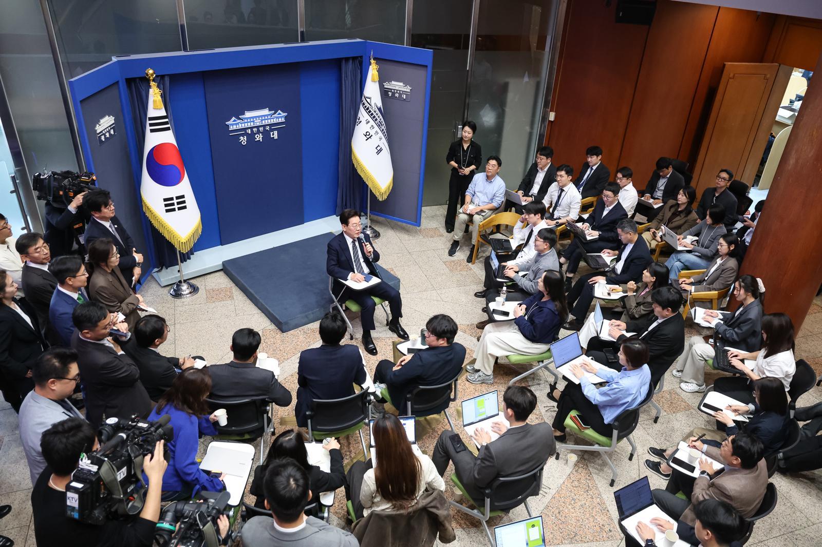 이재명 대통령이 19일 청와대 춘추관을 찾아 취재진과 간담회를 하고 있다. (청와대통신사진기자단) 2026.10.19