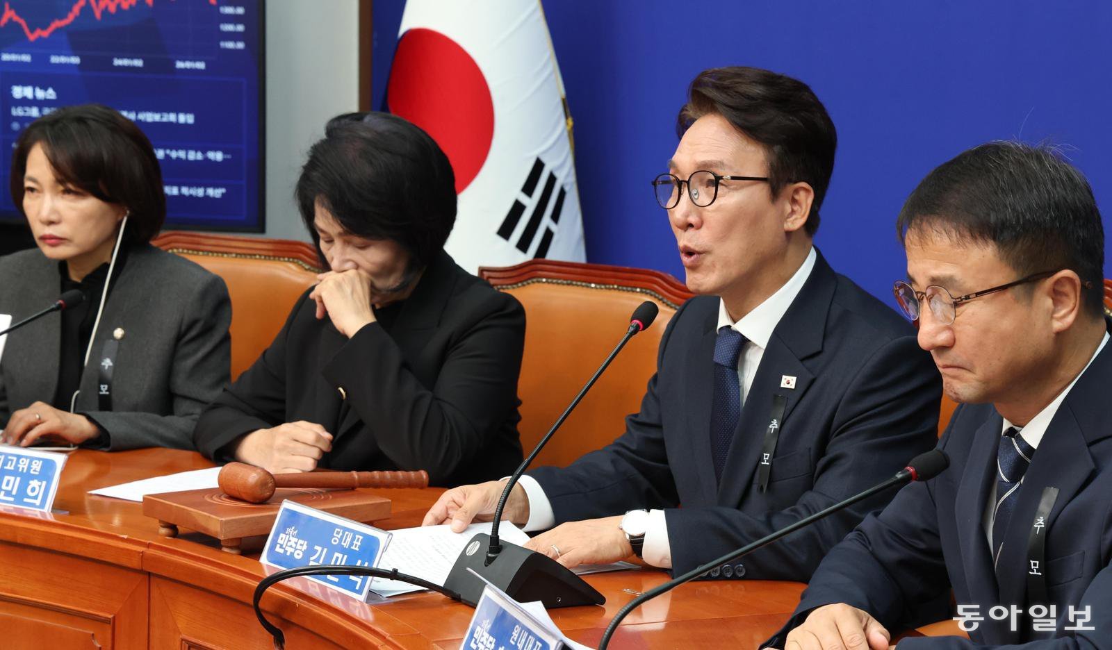 李 “우리끼리 뭉쳐봐야 재집권 못해… 의원 빼오는건 쌍팔년도식”