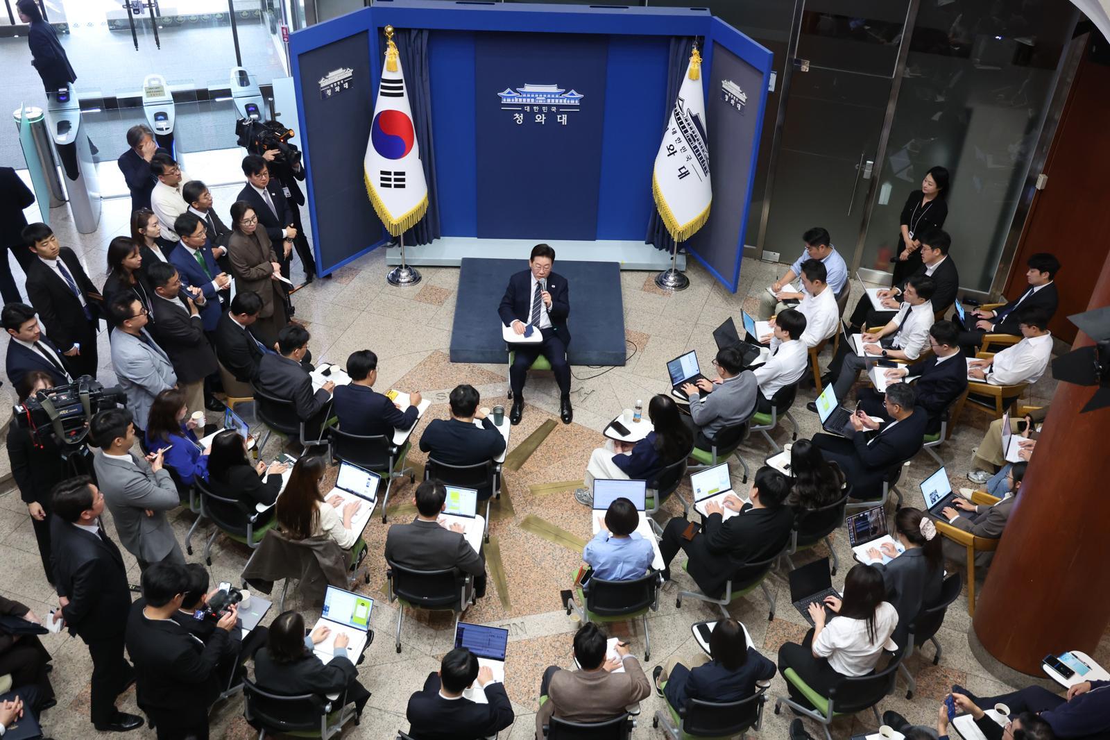 법무장관 두달째 공석… “인사가 참 어렵다”