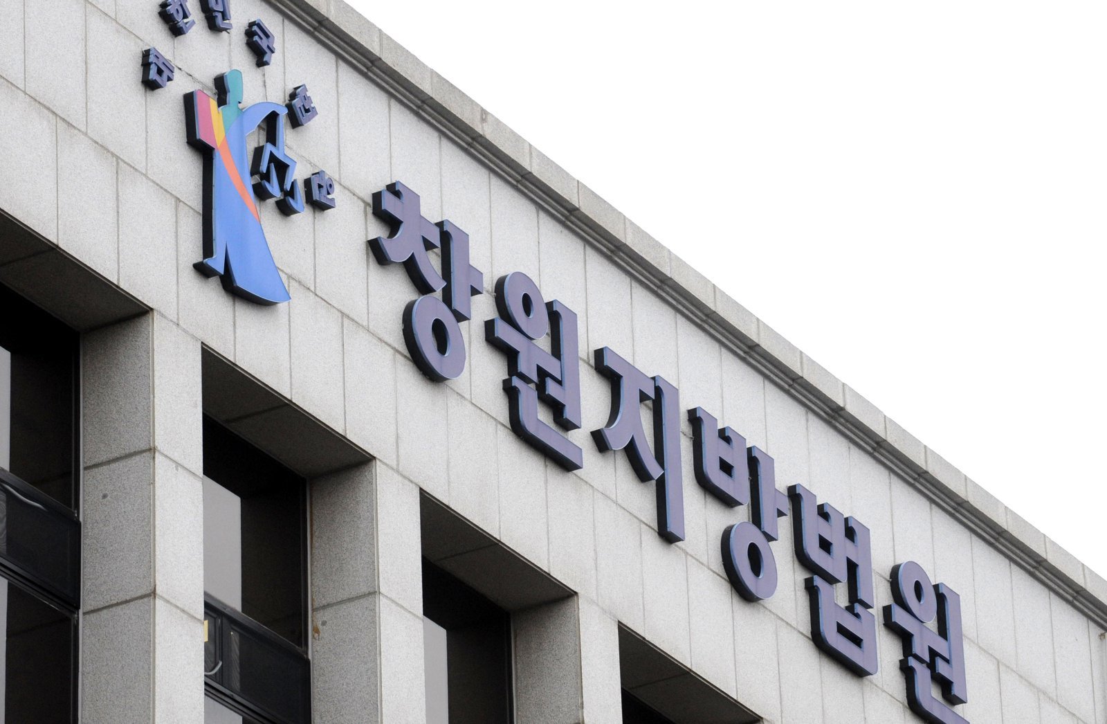 “500만원 줄게” 양주 원샷 부추겨 女접객원 사망케 한 업주 집유