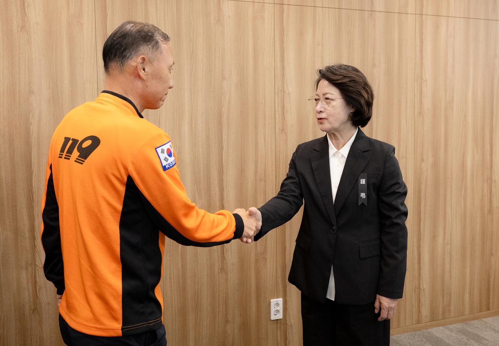 ‘재정 빨대’ 추미애, 소방노조 만나 사과…“잘못된 단어로 상처”