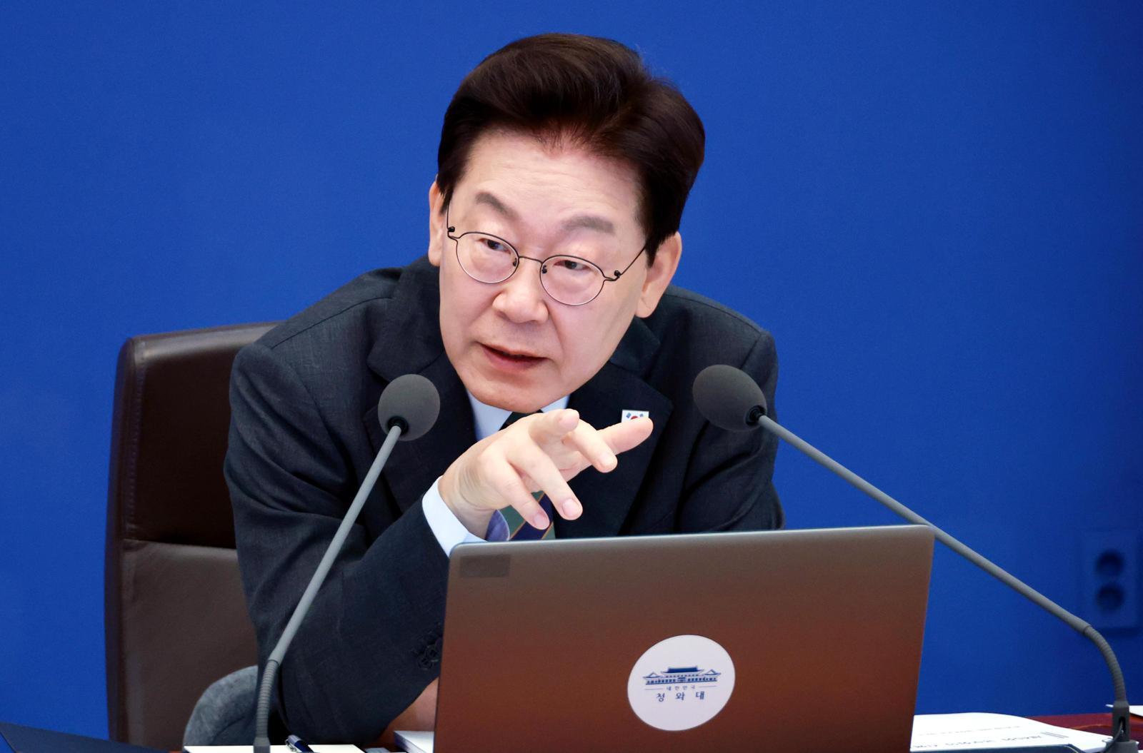 李 “소방관은 작은 신…소방-경찰 등 안전 핵심 기능 대대적 정비”
