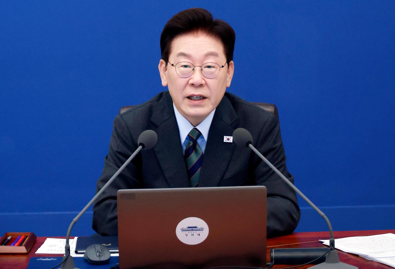 [사설]李 “SNS, 국무회의 생중계 계속”… 기자들 더 자주 만나 균형 잡아야
