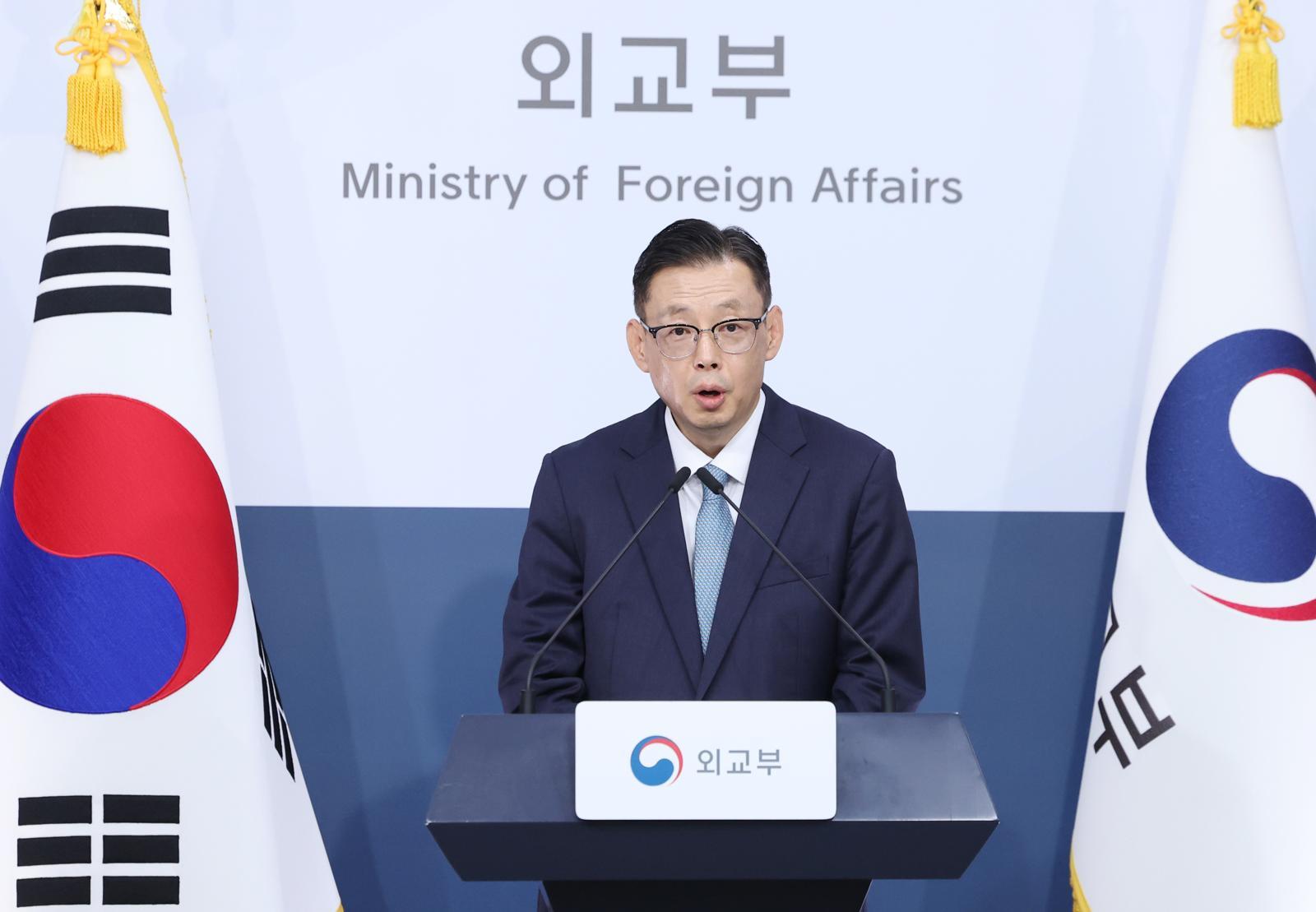 정부, 우크라 대사 소환 이어 공관원 절반 철수