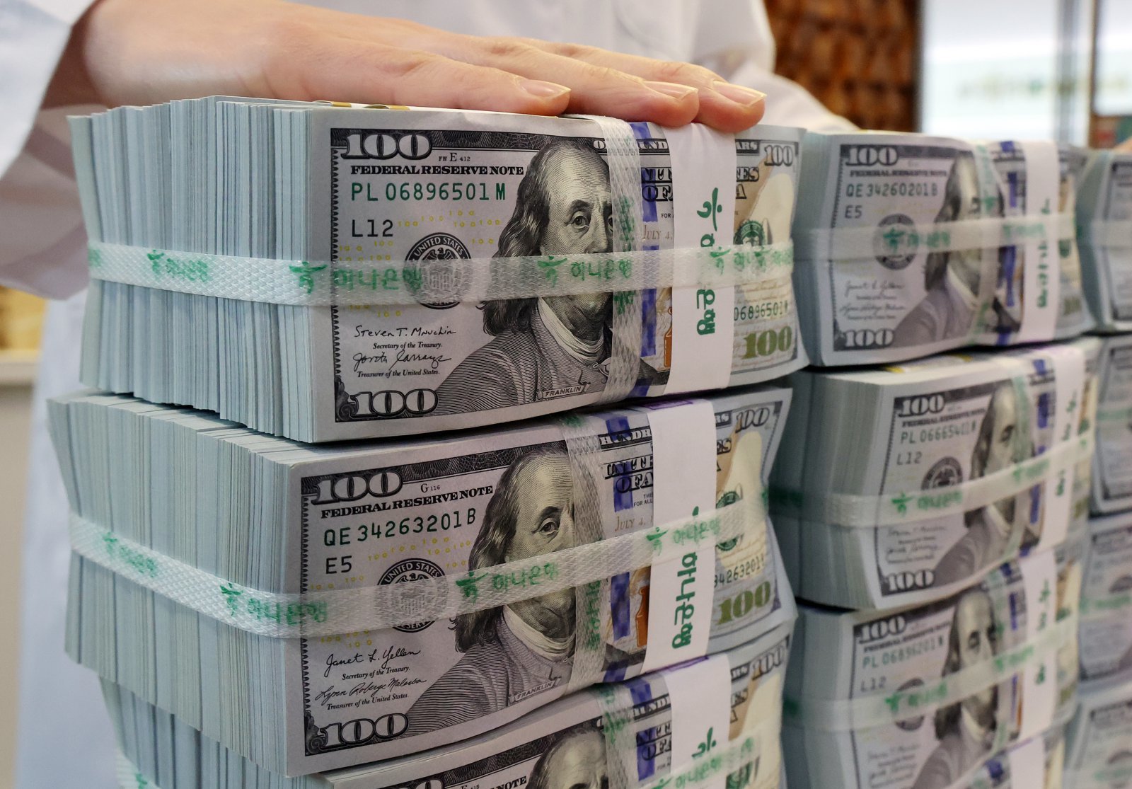 Dollar-Won rate edges up after three days of yearly lows