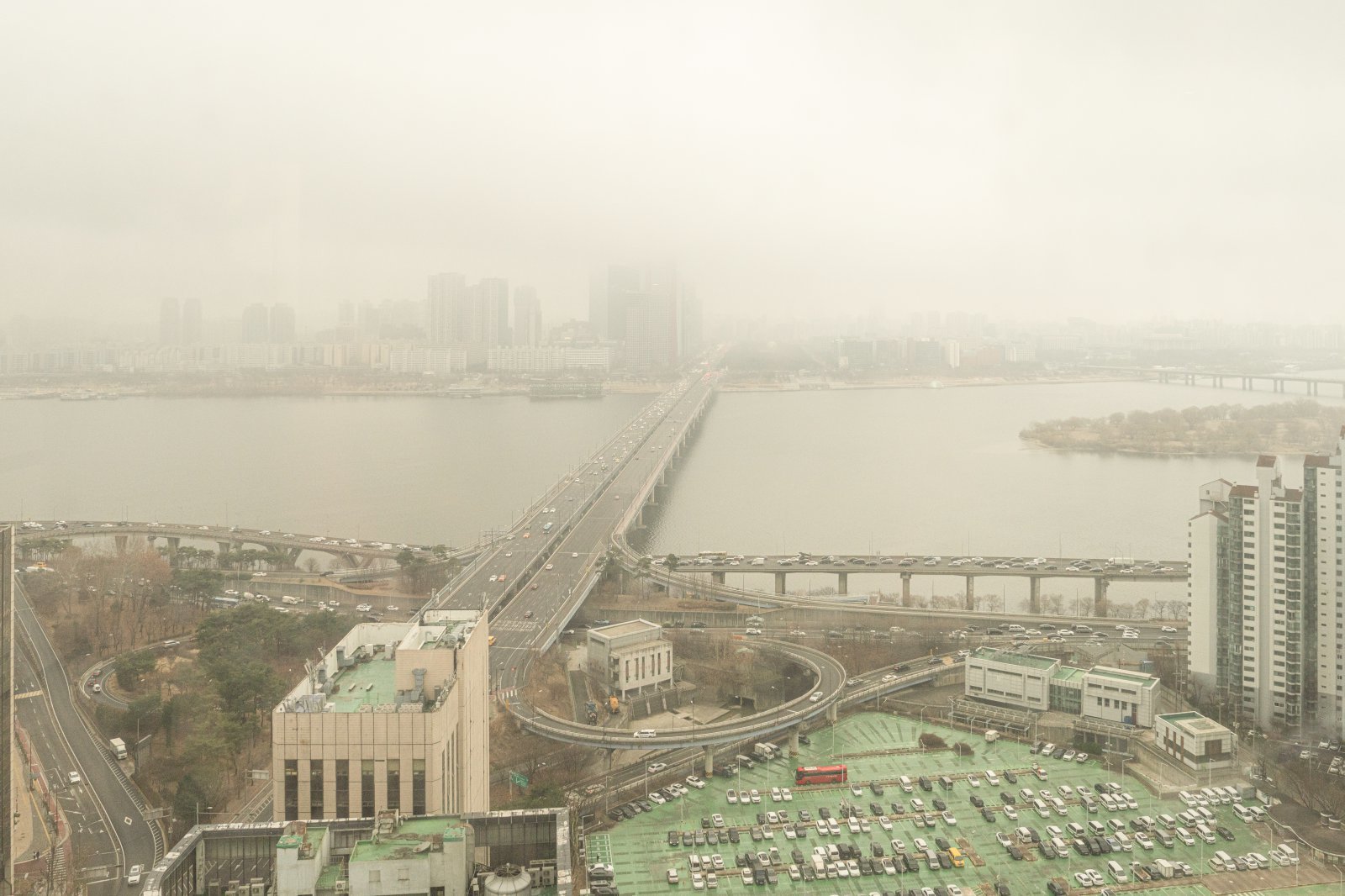 “단것만 조심하면 될 줄 알았는데”…미세먼지·기온 변화도 혈당과 연관 [건강팩트체크]