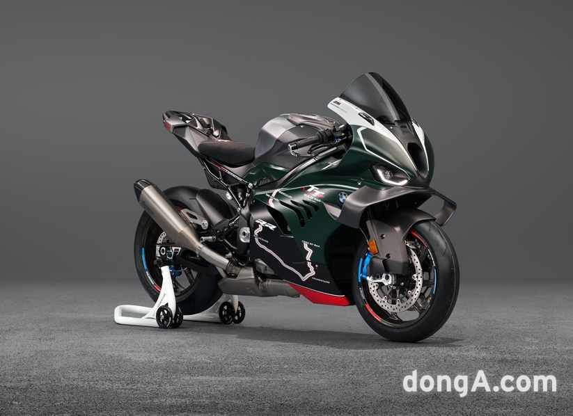 BMW모토라드, ‘M1000 RR 맨섬 TT’ 한정판 첫 공개…국내 2대 도입
