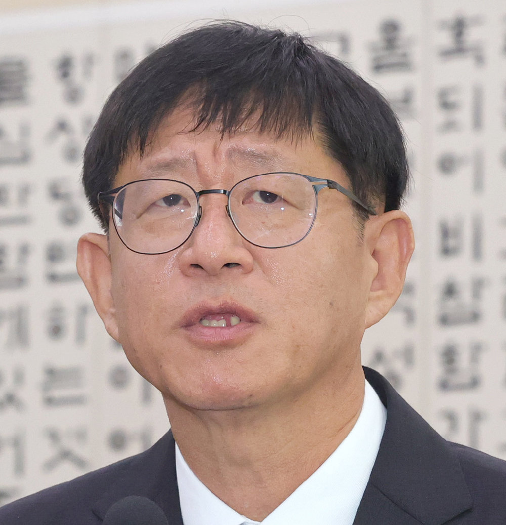 특감 10년만에 재가동… “대통령 측근 견제” vs “비서관 제외 한계”