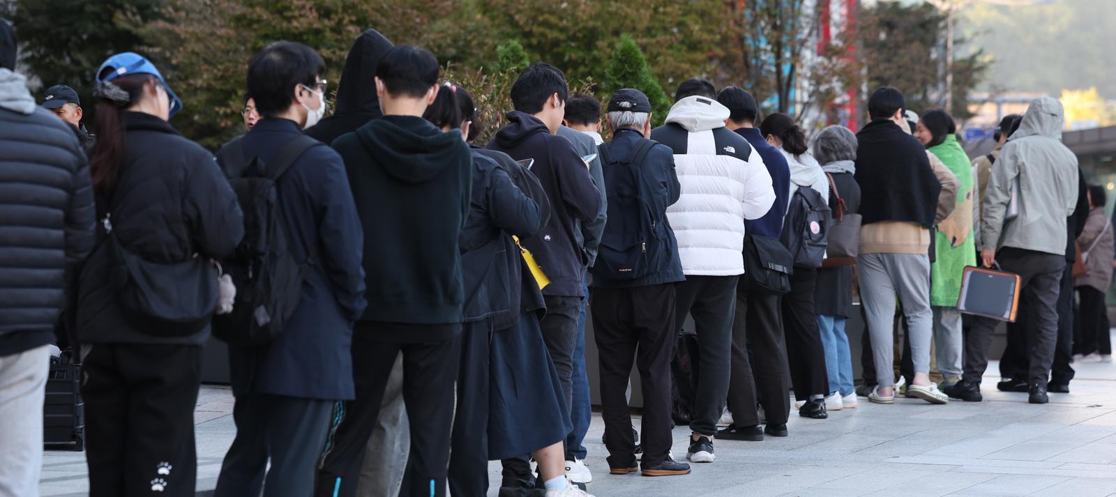 맛집 웨이팅 걸고 어디 가나…기다리며 돈 쓰는 ‘0차 문화’ [트렌디깅]