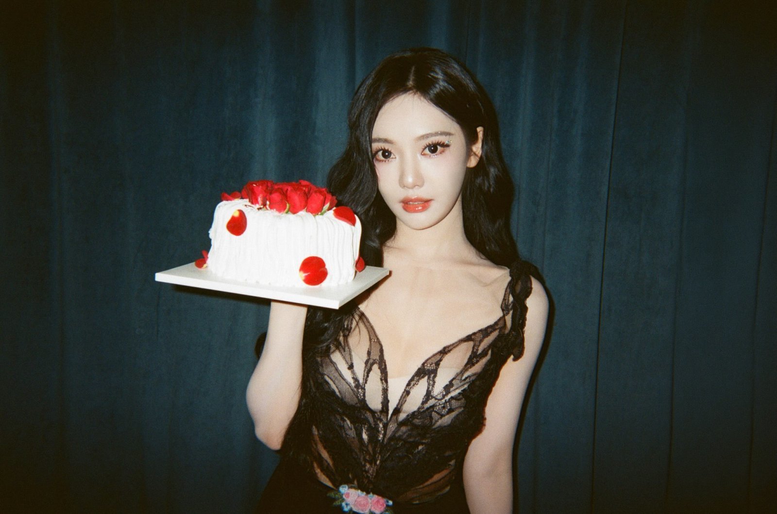 닝닝, 생일 맞아 사진 공개…시스루 드레스 입고 뽐낸 섹시미