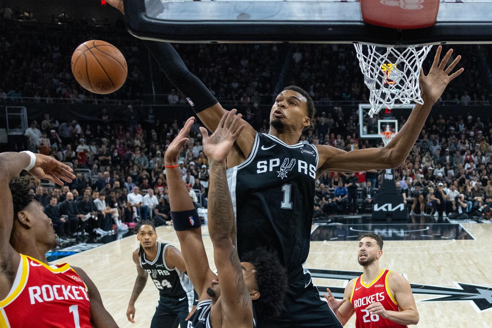 NBA 휴스턴, 샌안토니오 꺾고 개막 2연승…톰프슨 위닝 블록슛