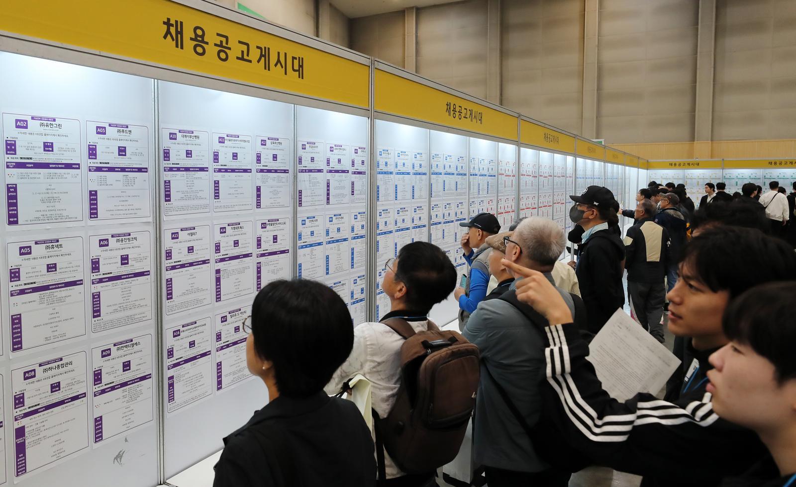 월급 300만원 넘는 근로자 절반 넘었다…500만원 이상도 역대 최대