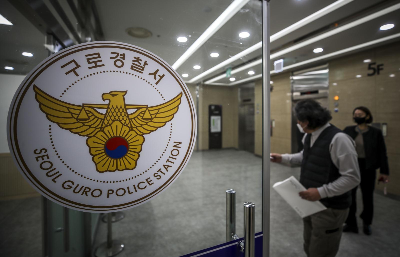 구로 주택가 쓰레기더미에 미라 상태 시신…80대 등 2명 체포