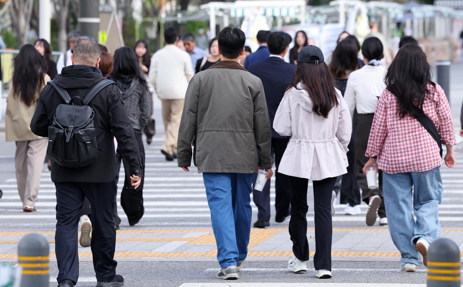 ‘월급은 통장을 스칠뿐’ 급여 이튿날 56%만 계좌에 남아