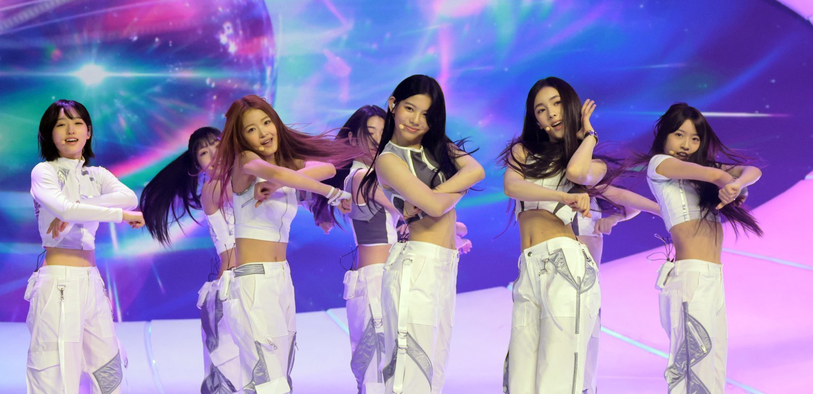 A2O LITE ‘NEON’ 흥행 돌풍인데…엔터株 주가는 ‘한파’