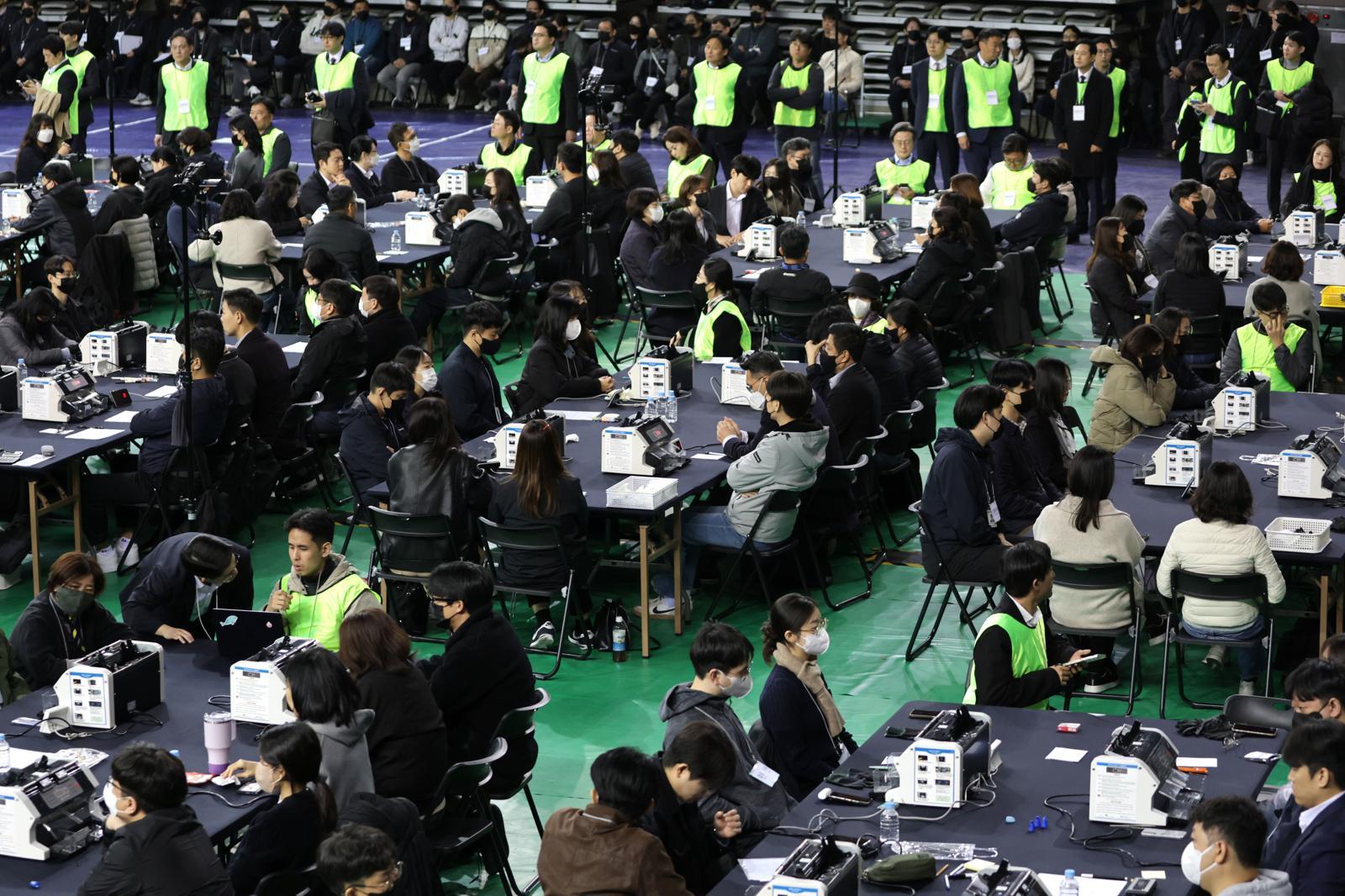 ‘올공’ 투표지 검증 나선 특검-선관위 관계자…247만장 낱낱이 본다