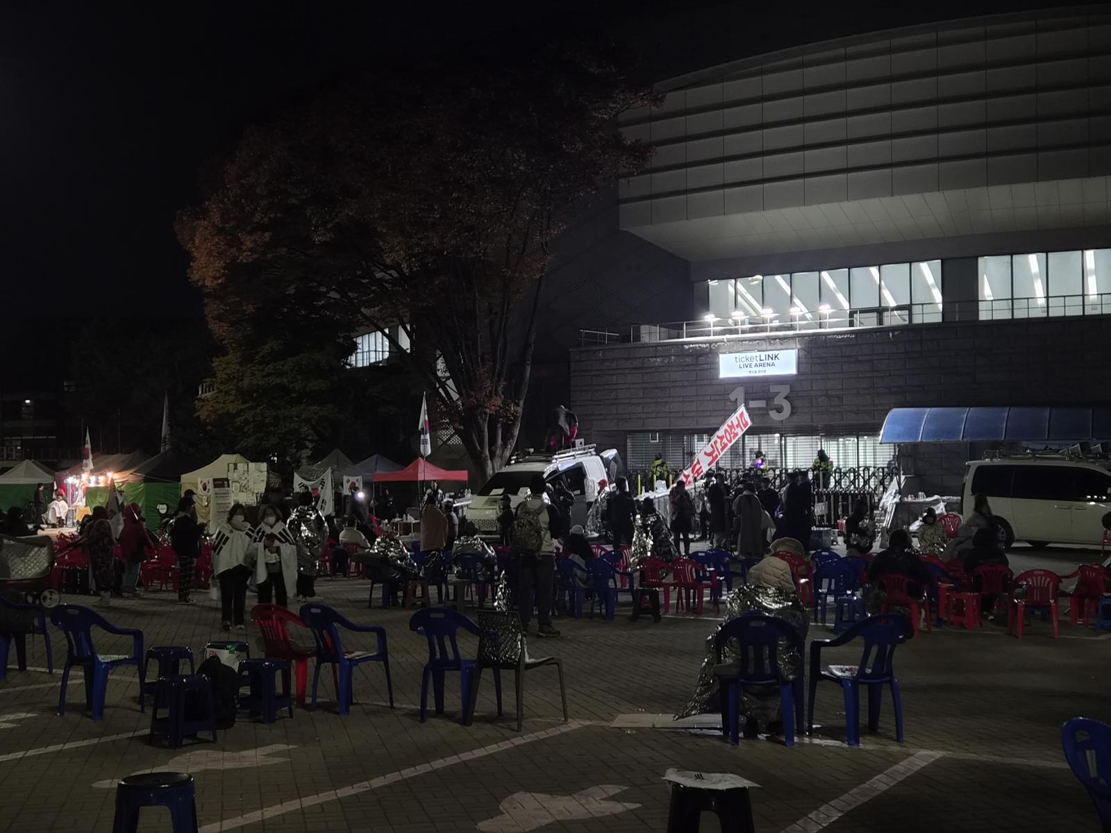 특검 투표지 검증 끝났지만…투표함 이송 둘러싸고 밤샘 대치