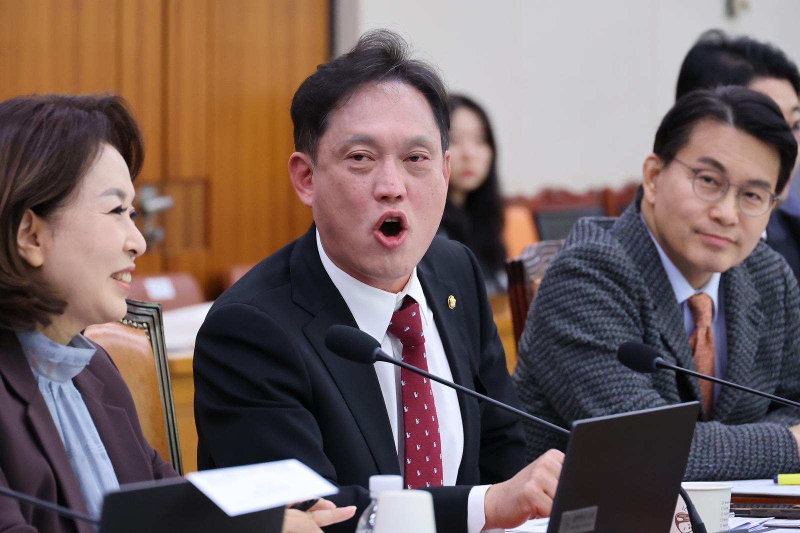 운영위 국감서 김태규 ‘내란 발언’ 충돌…與 “사임해야” vs 野 “근거 없어”